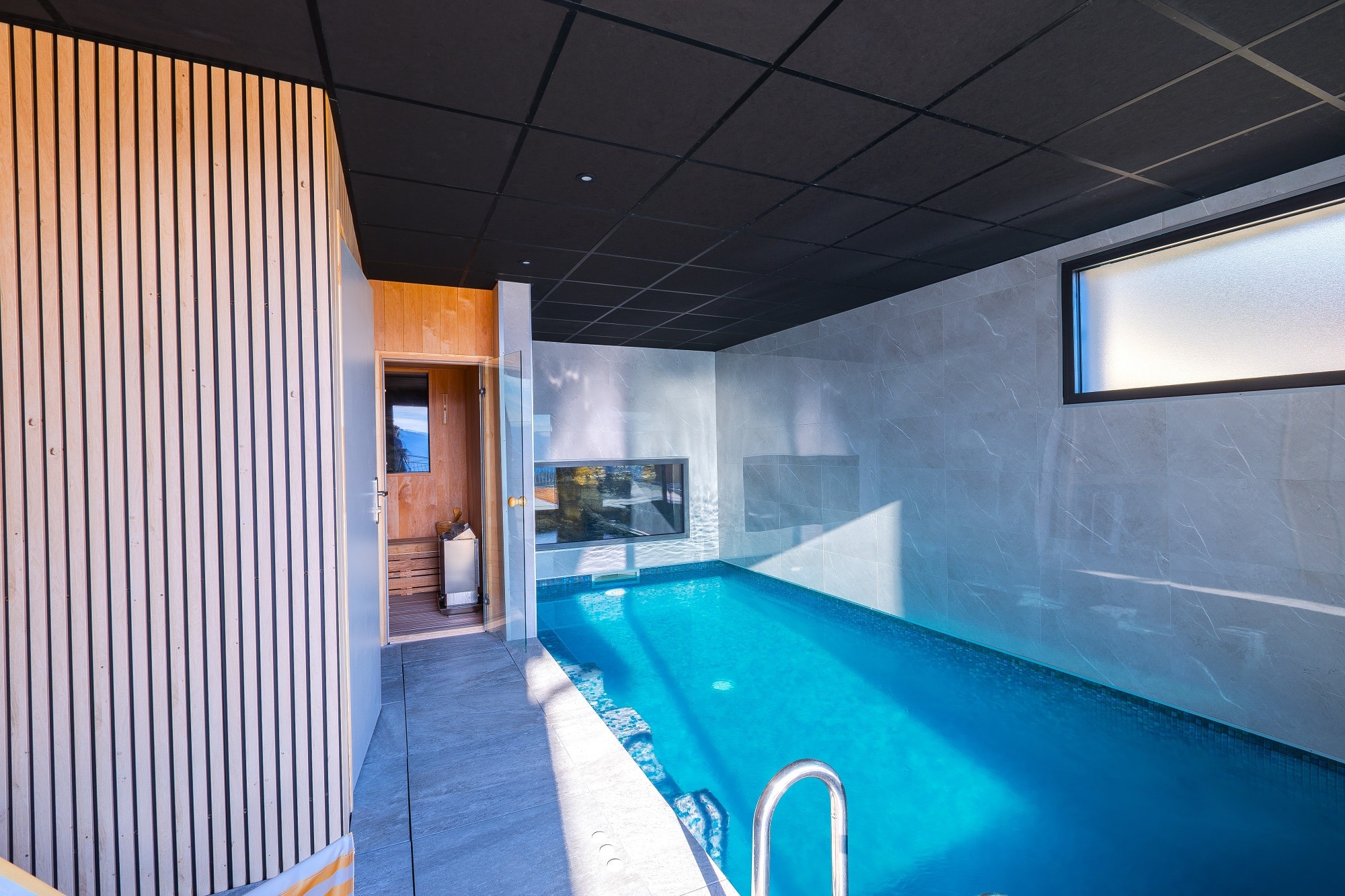 Piscine intérieure avec sauna